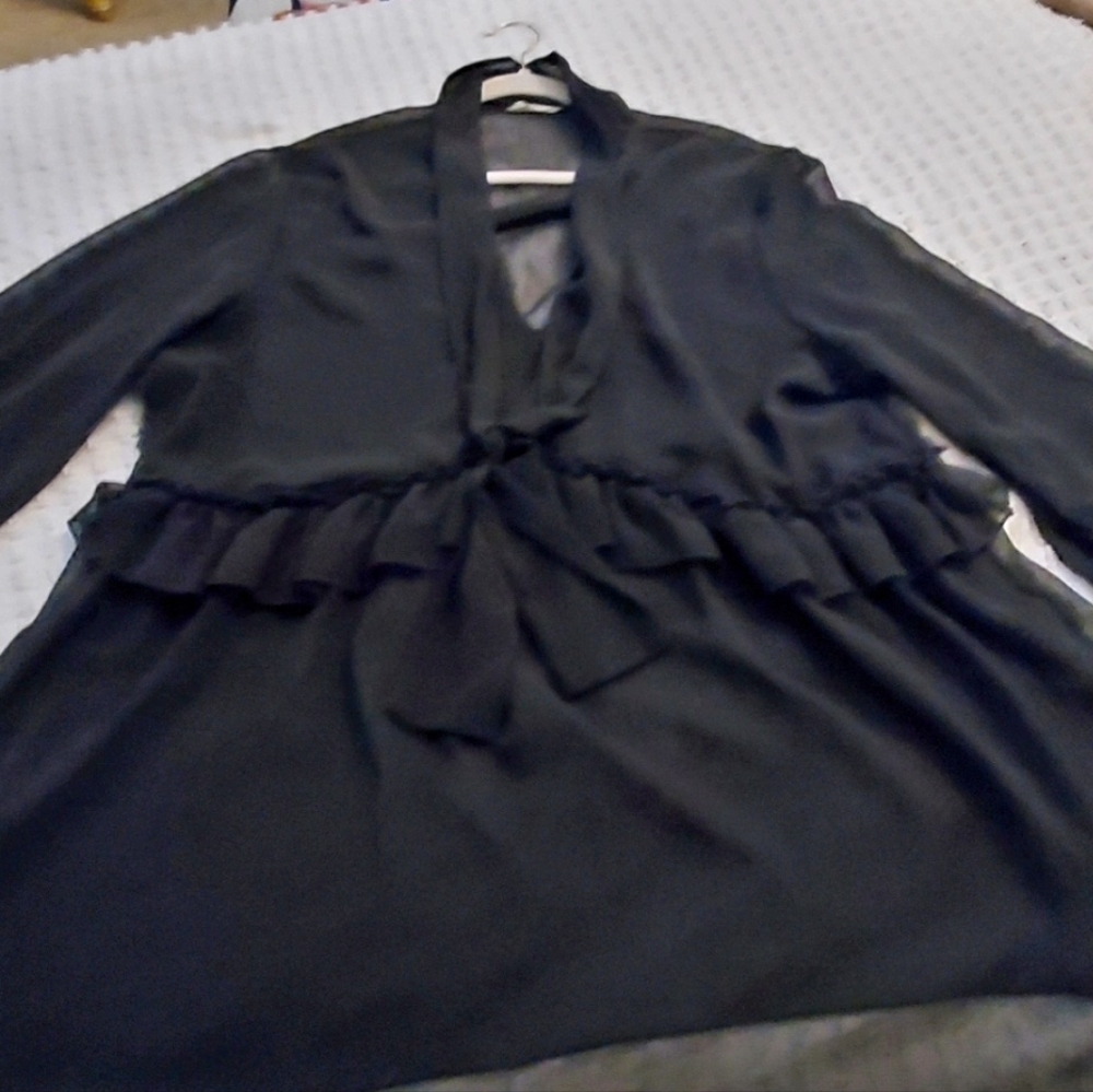 GOOD DISCOUNT FOR BUNDLED ITEMS 3x Ruffle tie front blouse